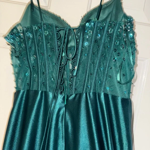 Elegant Green Evening Dress - Picture 3 of 4
